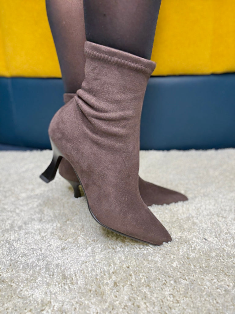 Miss Elastic Chocolate Suede