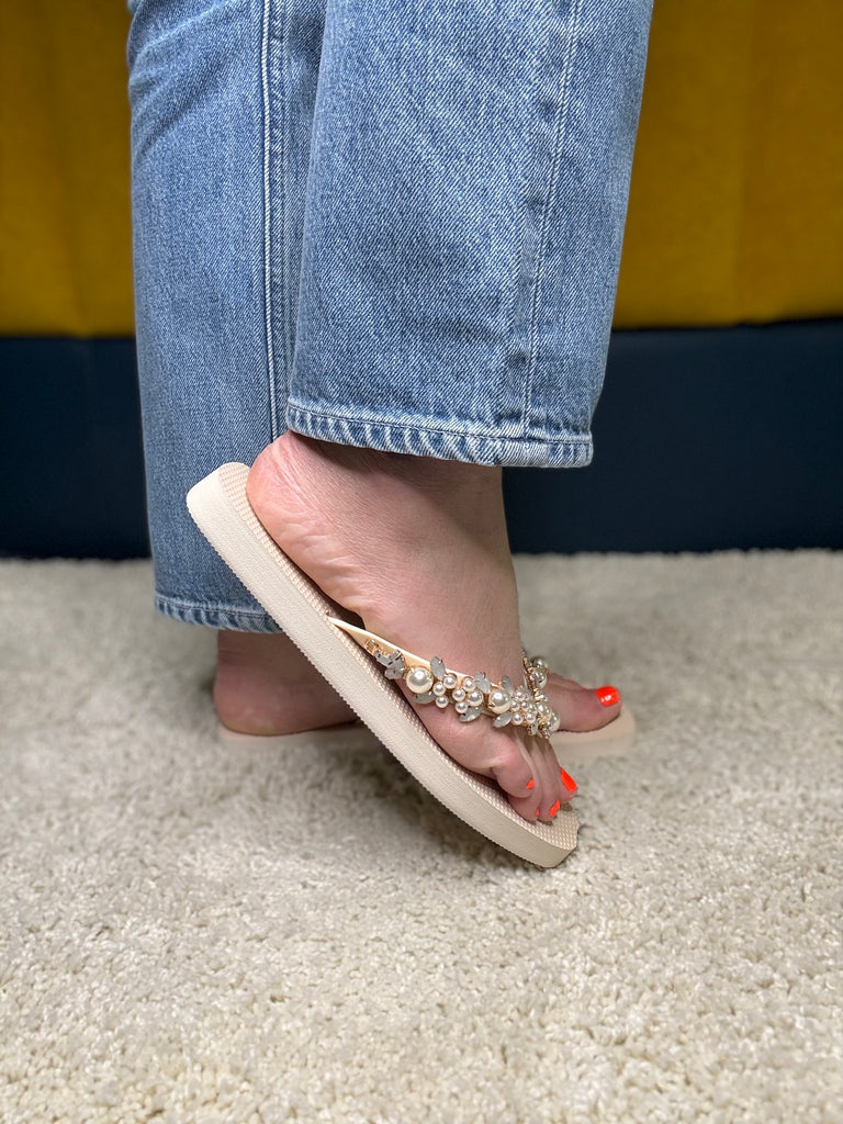 Alma En Pena Cream Flip Flop